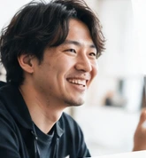 仕事中の笑顔を表現した生成イメージ。実在の社員写真ではありません。